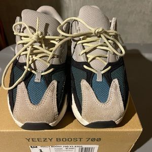 Worn Yeezy 700. Wave runners.